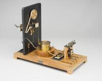 FK 0861
<br/>
Ontvanger voor draadloze telegrafie, naar Marconi
<br/>
<em>F. Ernecke, Berlijn</em>